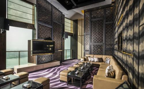 A seating area at HUALUXE Hotels & Resorts Nanchang High-Tech Zone, an IHG Hotel