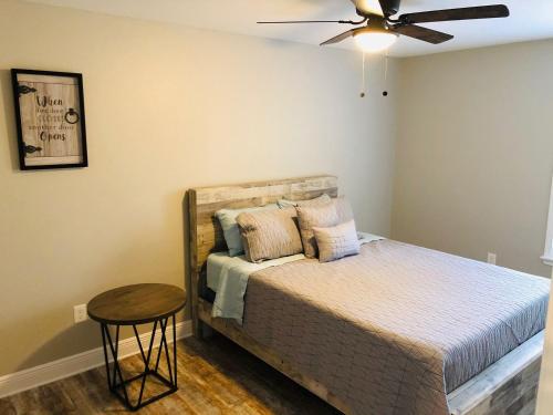 1 dormitorio con 1 cama y ventilador de techo en Villas at Valencia Bay en Gulfport