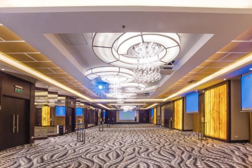 a large ballroom with a large hall with a chandelier at Holiday Inn Yanbu by IHG in Yanbu