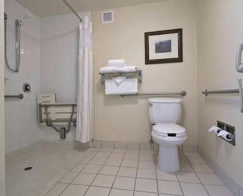 een badkamer met een toilet en een bad bij Candlewood Suites Denver Northeast - Brighton, an IHG Hotel in Brighton