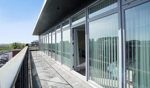 een balkon van een gebouw met grote glazen ramen bij Bannview Bed & Breakfast in Portadown