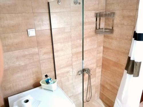 A bathroom at DriftWood Center Apartment