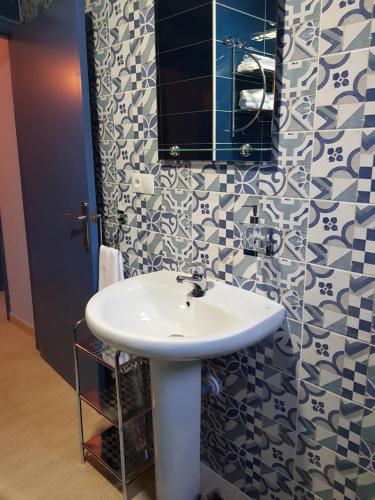 a bathroom with a white sink and a mirror at Apartamentos Venta Lanuza, El Campello in El Campello