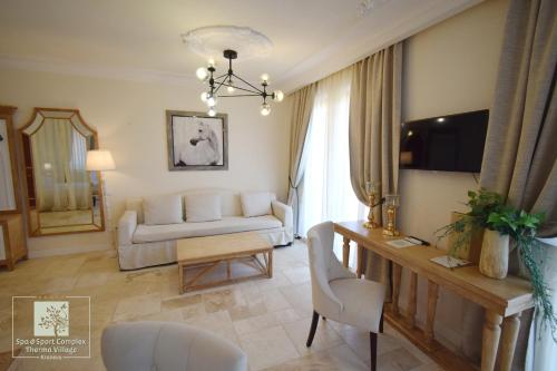 ECO Therma Village - All inclusive & Private Beach & Free Parkingにあるテレビまたはエンターテインメントセンター