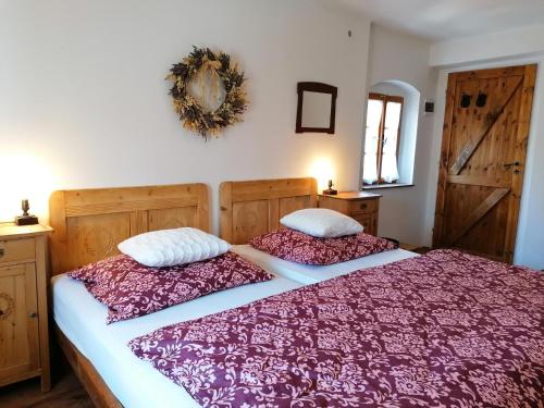 1 Schlafzimmer mit 2 Betten und 2 Kissen in der Unterkunft Pivovar Špitt Zahořany in Leitmeritz