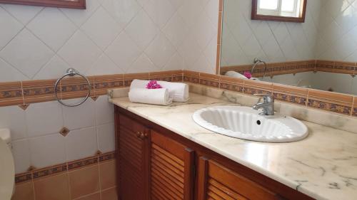 y baño con lavabo y espejo. en Vivienda vacacional Elisa, en El Paso