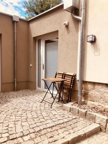 a table and chairs sitting outside of a house at Ferienwohnungen Mey Haus zum Rosenstock in Erfurt