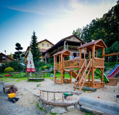 Kawasan permainan kanak-kanak di Cicha Woda