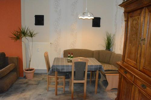 un soggiorno con un tavolo e un divano di Ferienwohnung Goethe a Bernkastel-Kues