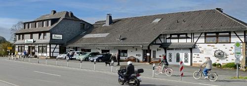 a group of people riding bikes in front of a building at Ruhrpottpension Am Stöter in Witten