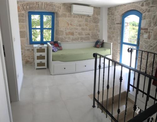 una camera con un letto in una parete in pietra di Villa la Felice a Poreč (Parenzo)