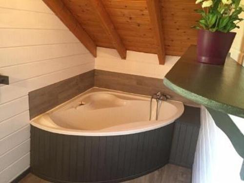 bañera en una habitación con barra en Chalet Le Roncing, en Gérardmer