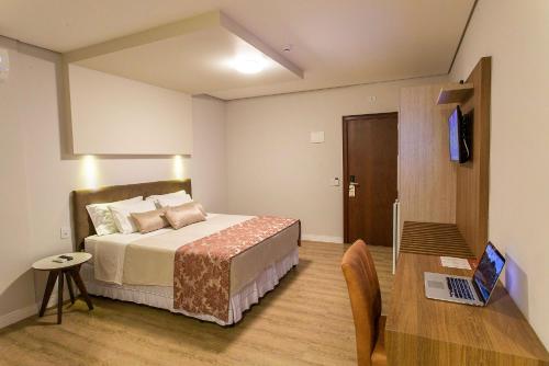 Un pat sau paturi într-o cameră la LENA ROSA Premium Hotel