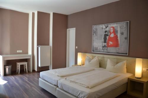 ein Schlafzimmer mit einem großen weißen Bett in einem Zimmer in der Unterkunft Hotel Rheinstein in Rüdesheim am Rhein