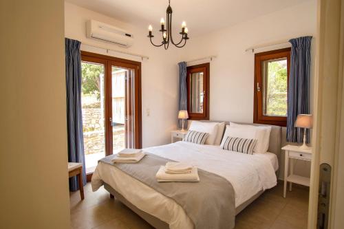 Tempat tidur dalam kamar di Almyra Villas