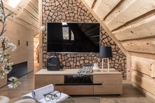 sala de estar con TV y pared de madera en Willa Kasztan, en Zakopane