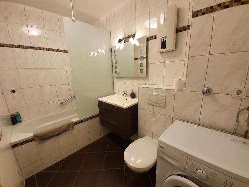 ラーティンゲンにある2-Zimmer-Apartment Ratingen Ostの白いバスルーム(トイレ、シンク付)