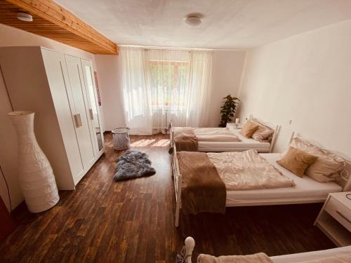 Ένα ή περισσότερα κρεβάτια σε δωμάτιο στο Ferienwohnung an der Aitrach