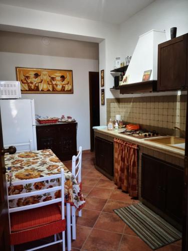una cucina con tavolo e frigorifero di OrangeBalestrate a Balestrate