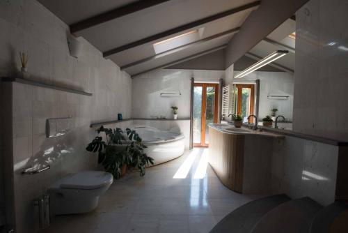 Vonios kambarys apgyvendinimo įstaigoje Vila Petra