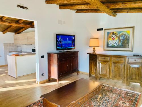 多梅傑迪卡多雷的住宿－Mansarda la soffitta，客厅配有电视和桌子