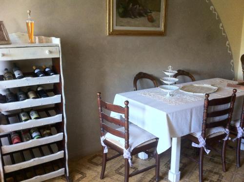 une salle à manger avec une table et une étagère de bouteilles de vin dans l'établissement Appartamento Signorile, à Alghero