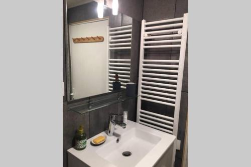 une salle de bain avec un lavabo et un miroir dans l'établissement LA CASSIRENE - Maisonnette centre Cassis - Jardin, à Cassis