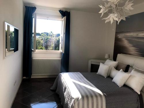 a bedroom with a large bed with a window at Luna27 in Toscolano Maderno