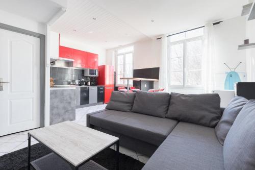 un salon avec un canapé et une cuisine dans l'établissement Ideally placed to visit Toulon + Bright flat - Idéalement placé pour visiter Toulon + Lumineux, à Toulon