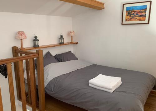 En eller flere senge i et værelse på La Forge - Gordes