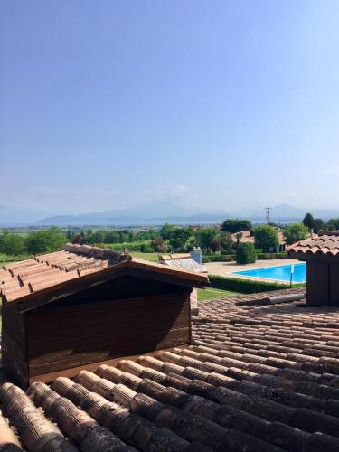 un tetto di una casa con una piscina sullo sfondo di CASA LAURA Garda lago a Pozzolengo