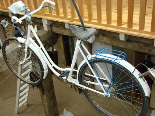 a white bike parked next to a building at CHAMBRE ROMANTIQUE CHEZ L'HABITANT à LAMBALLE in Lamballe