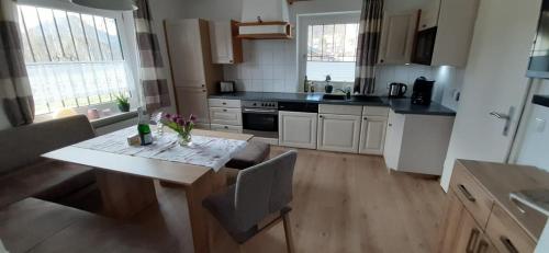 eine Küche mit einem Tisch und einem Esszimmer in der Unterkunft Haus Bergreich in Schönau am Königssee