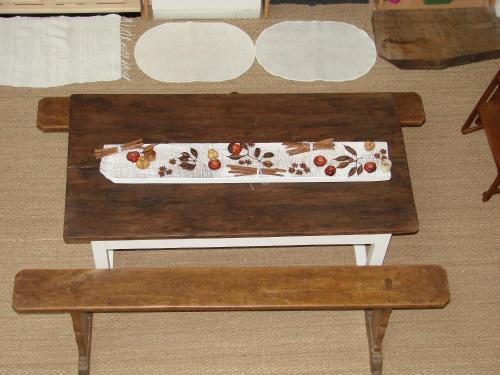 a wooden coffee table and a bench in a room at CHAMBRE JEAN'S CHEZ L'HABITANT à LAMBALLE in Lamballe