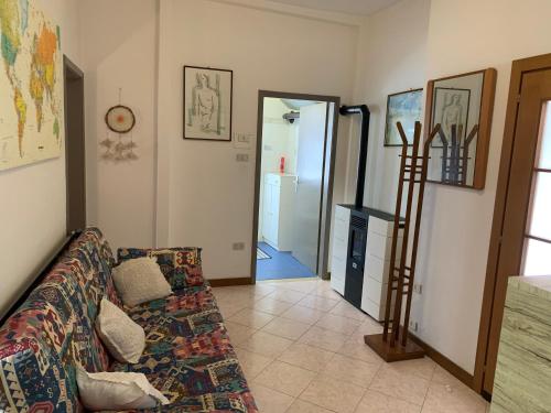 ein Wohnzimmer mit Sofa und Flur in der Unterkunft House Campi in Riva del Garda