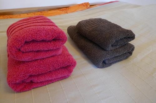 two towels sitting on top of a bed at Öko-Ferienwohnung-Kiel im Schwedenhaus in Kiel