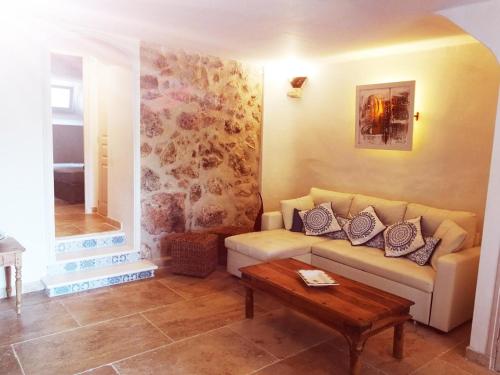a living room with a couch and a table at Bastide Provençale Les Mûriers d'Engaspaty in Seillans