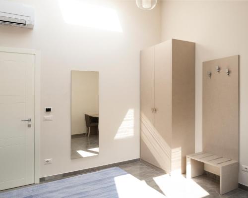 Zimmer mit weißen Wänden und einem Spiegel in der Unterkunft Civico 43c in Porto San Giorgio