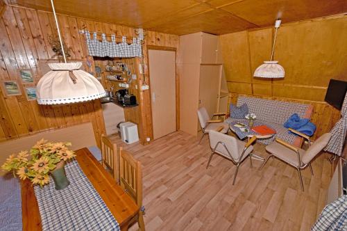 - un salon avec une table et des chaises dans l'établissement Finnhütten Waldesruh, à Lochow