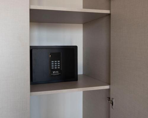 a microwave on a shelf in a hotel room at Civico 43c in Porto San Giorgio