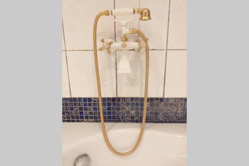 y baño con ducha y lavabo. en The Apartment, en Cotonou