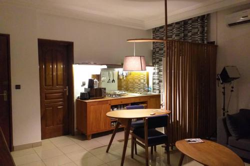 Una cocina o zona de cocina en The Apartment