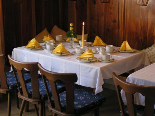 a table with a candle on top of it with chairs at Domizil in Moosbach