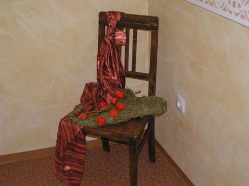 a wooden chair with a bunch of tomatoes on it at Domizil in Moosbach