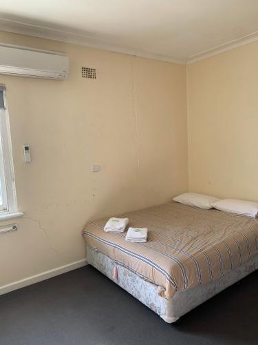 Postel nebo postele na pokoji v ubytování Kootingal Hotel
