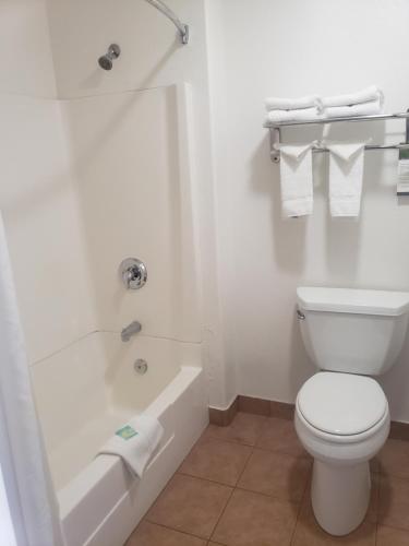Ένα μπάνιο στο Fairview Inn & Suites