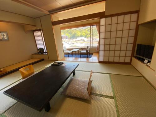 Una televisión o centro de entretenimiento en Hotel Miya Rikyu
