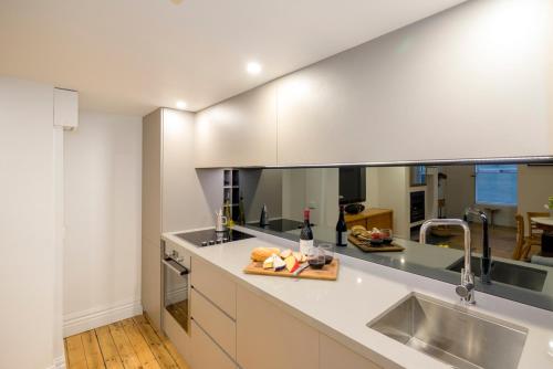 Kuchyň nebo kuchyňský kout v ubytování Beachside luxury loft apartment