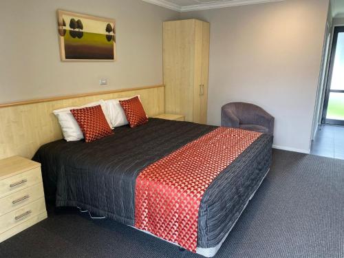 Uma cama ou camas num quarto em Grove Park Motor Lodge