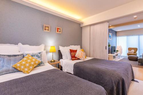 Postel nebo postele na pokoji v ubytování Condominium Luana 築浅2LDK 宮城海岸徒歩2分 American Village 車で10分